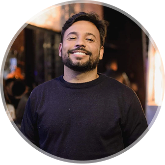 foto de claudecir sorrindo usando camiseta azul marinho fundo preto